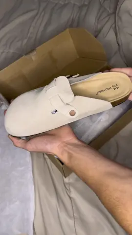 Comes with a pair of socks too🧦 Definitely a steal! #fyp #clogs 