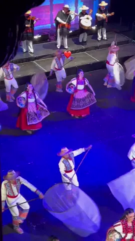 Mariposas de Michoacán 🦋 Ballet Folclórico de la Universidad de Guadalajara ✨  . . . #folkloric #folclor #folclore #folklor #folklore #folcloremexicano #folklorico #folklife #folklove #folklórico #folkliving #folclorico #folclore_nomas #folclorenomas #balletfolkloricodance #balletfolclorico #balletfolkloricodemexico #balletamaliahernandez #balletfolkloricodemexicodeamaliahernandez #balletfolklorico #balletfolkloricodeamaliahernandez #balletfolklóricodeméxico #balletfolklórico #amaliahernandez #danza #folklór #dance #dancer #dancers #mexico 