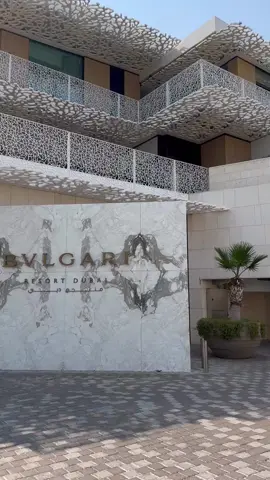 ‏اختاري شخص يتباهى بكِ أمام الجميع🖤!#الامارات_العربية_المتحده🇦🇪 #دبي_امارات #كوفي_بولغاري #دبي_مول_برج_خليفه #اجمل_فيديوهات_على_تيك_توك #دبي🇦🇪 