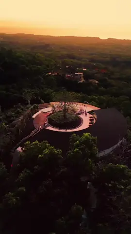 The Common Area at Grun Uluwatu✨  Perched on the hills of Uluwatu and surrounded by lush tropical vegetation, our common area offers fully frontal access to the sea view – making it a perfect place to enjoy a mesmerizing Uluwatu sunset🌅🦋✨ #grünresort #grünresortsuluwatu #stiltstudios #indianocean #uluwatubali