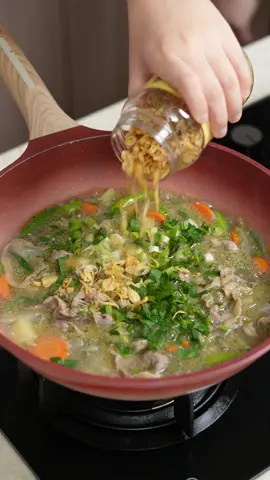 SOP JANDA PAKE SHORTPLATE🤣✅ buat makan sendiri mah bebas ya❤️ enak banget2 wlaupun ga pake daging yang di rebus berjam jam, rasa kuahnya tetep medok, ati2 kalap ya , nasinya jangan banyak2❤️  . Bahan - daging sapi shortplate - ½ butir pala parut - 7pcs cengkeh - 2pcs bunga lawang - 2 batang kayu manis - air - 6pcs bawang merah (cincang) - 10 siung bawang putih (cincang) - 1 buah wortel (iris) - 1 buah kentang (potong kotak) - 15pcs cabe hijau keriting (blender kasar) - 10pcs cabe rawit hijau (blender kasar) - 20pcs cabe rawit hijau - ½ bawang bombay (iris) - seledri (iris) - daun bawang (iris) - lada  - garam - air - jeruk limao - bawang goreng Cara membuat 1. Tumis bawang putih dan bawang merah hingga harum.  2. Masukkan air lalu masukkan wortel, kentang, bawang bombay, cengkeh, bunga lawang, kayu manis, dan parutan pala. Masak hingga mendidih. 3. Angkat kayu manis, cengkeh dan bunga lawang. Masukkan cabe yang sudah di blender, dan cabe rawit utuh. Tambahkan lada dan garam. Aduk rata. 4. Masukkan daging sapi. Masak hingga matang.  5. Masukkan daun bawang, seledri dan bawang goreng. Aduk rata. 6. Siap disajikan