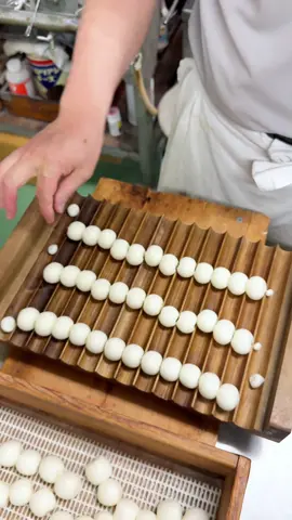究極までにもちもち！こだわりの手焼きみたらし団子🍡 【御菓子司 青柳】 ◎焼だんご 90円 素敵なご夫婦が営む老舗の和菓子屋さん！ 焦げ目がつくまで焼き上げた香ばしいお団子に甘じょっぱい醤油タレをたっぷり🤤 独学で築き上げた製法によって作られるお餅は究極までにもちもちでびっくり！ ひと口食べると止まらなくなるやみつきの美味しさ！ #東京グルメ #東京ランチ #千葉グルメ #japanesefood #tiktokfood 