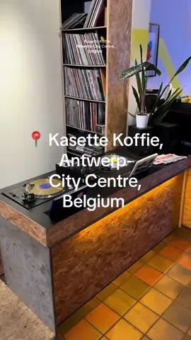 📍 ANTWERP-CITY CENTRE- Kasette Koffie is a specialty coffee bar and real hidden gem in the city centre of Antwerp. Previously, the coffee bar was hidden behind a plant shop, but now they also took over the front of the building. Kasette is open for breakfast and lunch, and serves specialty coffee, sandwiches, granola, pastries, cakes, and more. Their range of pastries and other sweets changes often. All of them are fresh and homemade by the owner (except for their croissants). Vegan options are also available. For now their food menu is rather small, but they will expand it soon.  The interior of Kasette is super retro and colorful. They also use a lot of neon details. My favorite part of their interior is their dj booth with turntable. So cool. You can even put on vinyl records yourself if you want. Next to serving coffee and food, they regularly organize events such as live concerts, poetry evenings, and so on. Every Saturday starting from autumn, they also invite different DJs to play a set during the afternoon. Prices for sandwiches are between €7,5 and €8,5. Prices for pastries, cakes and cookies are between €3,5 and €6,5. Price for granola is €6,5. Prices for coffee are between €2,5 and €6,5.  📸 Grilled cheese sandwich (cheese, tomato tapenade, arugula) 📸 Grilled cheese sandwich (mozzarella, serrano, olive tapenade, arugula) 📸 Chai latte 📸 Iced matcha latte 📸 Blueberry cake 📸 Granola @kasettekoffie #fyp #foryoupage #foryou #eatinantwerp #antwerplife #weloveantwerp #visitantwerp #antwerp #discoverantwerp #antwerpfood #antwerpfoodie #antwerpfoodguide #antwerpfoodspots #antwerphotspot #kasette #kasetteantwerp #kasetteantwerpen #kasettekoffie #coffeebar #specialtycoffee #specialtycoffeebar 
