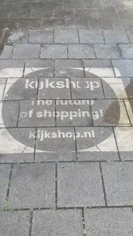 Reverse graffiti campagne Kijkshop. #reversegraffiti #kijkshop #buitenreclame #guerrillamarketing #greengraffiti #nachtwerk 