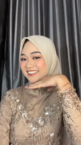 untuk yang di rumbai, pekanbaru dan sekitar nya yang mau booking makeup untuk graduation, bridesmaid, engagement langsung wa ke nomor yang ada di bio yaaa🥰❤️ #muapku #muapekanbaru #makeup #pekanbaru #makeupbridesmaid #makeupengagement #makeupengagement #makeupgraduation 