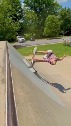 Was not expecting that 🤯 (IG: davidskate019) #viral #professional #skatetok #Skateboarding #sports #skateboardingisfun #skatelife 