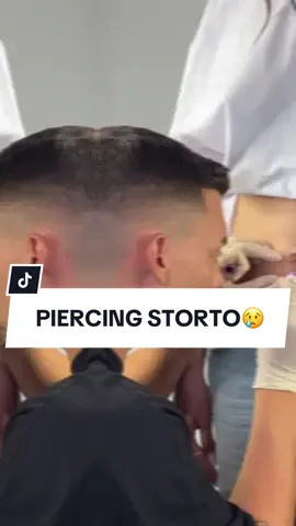 Il mio primo piercing storto 😭 - Guarda fino alla fine il video per vedere la reazione 🥶 🎥:@Kube Agency | Content Creation  #macedoniapiercing #piercing #piercer #piercingstudio #ombelicopiercing 