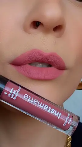 BATOM INSTAMATTE  COR ROSETALI 🩷 são 27 cores: textura ultrafina, acabamento matte aveludado super confortável! #batom #batommatte #instamatte #quemdisseberenice #dicas #beauty #maquiagemtiktok 