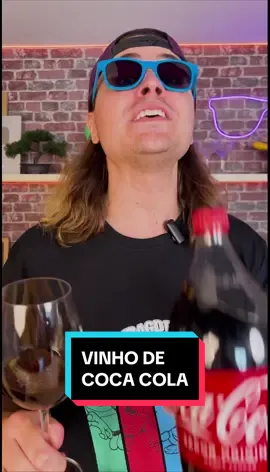 VINHO COM COCA-COLA!? 🤯🍷 Vinho é só de uva, mas qualquer líquido com açúcar pode passar pelo mesmo processo de fermentação. E eu resolvi usar refrigerante pra ver o resultado. Foram quase dois meses até ficar pronto e o resultado foi bem esquisito. Eu não curti, mas a galera que provou por aqui falou que tomaria sim. E você ficou com vontade de experimentar? #cocacola #vinho #receitasimples