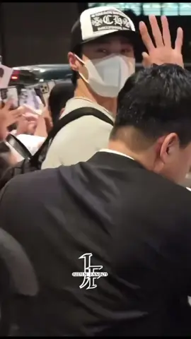 He safely arrived in Manila for his fanmeeting. He still want to greet the fans eventho the manager already dragged him. The man you are 🥹💗✨ #byeonwooseok #wooseok #wooseokedit #summerletterinManila #summerletter 