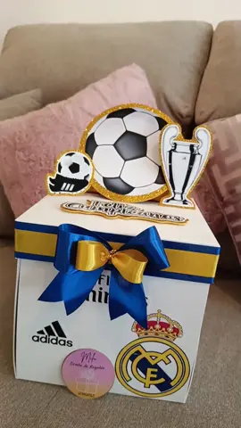 caja sorpresa personalizada Real Madrid ⚽🤍🖤💙💛 Feliz cumpleaños 🎂🎉🥳  #amor #rosaseternas #detalles #decoracionesglobos #decoracioncajas #hechoamano #manualidades #Recuerdos #decoracion #cajasorpresa 
