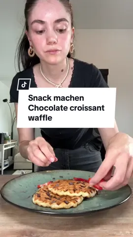 Chocolate croissants waffles 😍 #snack #snackideas #croissantrecipe #croissantsrecipe #wafflerecipe #waffelnrezepte #schnellersnack #schnellesrezept #tiktokcooking #cooking #melssnack 