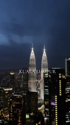 Stunning views from Vertigo rooftop bar at Banyan Tree Kuala Lumper 🌃🍷❣️ #petronastwintower #kualalumpur #malaysia #travel #fyp #traveltips #movingabroad #rooftop #sunset 