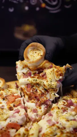 Aqui na @honorato.pizza temos os melhores motivos para você sair da rotina. 🍕😍  🎥 Sabor da pizza:  Basca com Borda Vulcão de Catupiry #pizza #pizzadelivery #pizzatime #viral #pizzalover #food #honoratopizza #basca
