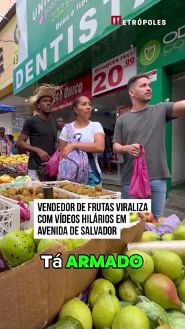 Um vídeo de humor de um vendedor de #frutas na Avenida Joana Angélica, em #Salvador, na #Bahia, viralizou no X, antigo Twitter, nesta última semana. Ezequiel Batista acumula mais de 45 mil seguidores em seu perfil no Instagram e compartilha vídeos hilários gravados em seu ambiente de trabalho. A região da Avenida Joana Angélica compõe o centro histórico da capital e, assim como a Avenida Sete, é famosa pelo movimento constante de pedestres e comerciantes informais. O trecho entre o Shopping Lapa e o Colégio Central da Bahia é o mais ativo da via e possui, em sua maioria, vendedores ambulantes de frutas e hortaliças.  É essa região que costuma ser o plano de fundo dos vídeos feitos por Ezequiel. Na última segunda-feira (17), uma gravação publicada em colaboração com o influenciador Pedro Lennon, conhecido como Peu, chamou a atenção dos internautas pela criatividade. No vídeo, que já acumula mais de 554 mil curtidas no Instagram e cerca de 3 mil compartilhamentos no X, Ezequiel e Pedro narram uma suposta confusão na região do centro de Salvador e registram a reação dos pedestres. #TikTokNotícias 