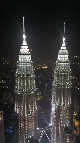 𝐍𝐢𝐠𝐡𝐭 𝐕𝐢𝐞𝐰 𝐊𝐋𝐂𝐂❤︎ #klcc #droneshot #dji #tiktok #klcc_twintower #djiglobal #fypシ゚viral #tiktok @_♡  𝘚𝘏𝘈𝘓𝘐𝘕𝘐 ___ 𝟙𝟟 ♡ @குமார்@1394 #
