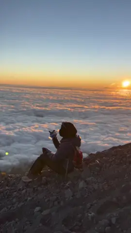 Akhirnya bisa pake soon ini di puncak rinjani😍🥹 #pyf#tiktokviral#gunungrinjani#viral#tiktokviral#pyfdongggggg 