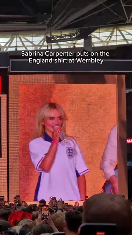 Sabrina Carpenter puts on the England football shirt during the Capital Summertime Ball at Wembley stadium #fyp #sabrinacarpenter #england #englandfootball #wembley #wembleystadium #capitalstb #capitalsummertimeball #football #sabrinacarpenteredit 