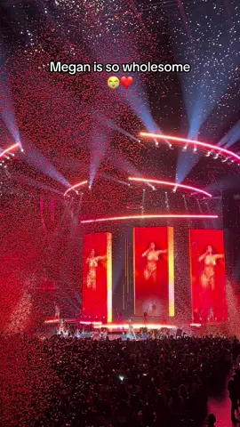 we love you Meg!! ❤️ #hotgirlsummertour #megantheestallion #phxaz #footprintcenter #concertcheck 