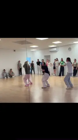 Petite chorégraphie de street 🤭 a l’école de danse @spartiate_academy #dancer #fyp #fypviralシ #coreography #goodvibes #ecolededanse #street #trio 