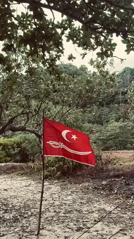 Bendera Alam peudeung telah sangat lama digunakan di Aceh, bahkan sebelum agresi besar-besaran Belanda pada tahun 1873, yang pada waktu itu menewaskan Jenderal Belanda bernama Kohler.  Peristiwa itu salah satunya terungkap dari bendera yang direbut Belanda pada pertempuran di Barus pada tahun 1840. Di dalam bendera tersebut juga terdapat narasi doa dalam Bahasa Arab. Doa tersebut diterjemahkan oleh Ibrahim Alfian (987 : 106) dalam buku perang dijalan Allah. (“Dan tuhan yang maha kuasa Hancurkanlah musuhku Belanda dengan tipu dayanya, atau zat yang menguasai orang  yang dihinakan bagi pembohong dan banyak omong. yaitu orang-orang Belanda. Dan wahai Tuhan yang Maha Kuasa hancurkanlah musuhku Belanda dengan tipu dayanya, dan zat yang menguasai orang yang dihinakan, yaitu bagi mereka para pembohong dan banyak omong, yaitu orang-orang Belanda”). #lhokkeutapang #acehbesar #seuramoe_mekkah #ujongpancu #wisataacehbesar #wisataaceh #alampeudeung #benderaalampeudeueng #benderaaceh #benderaiskandarmuda #turki #acehlongsayang🇹🇷 #acehpusaka #pusaka #pusakaaceh #acehmulia #nanggroeacehdarusalam #bumoeacehseramoemekkah 