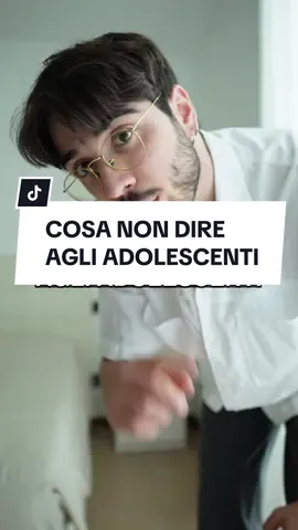 Vuoi sapere perchè? (👇🏻) La prima frase può essere vissuta dall’adolescente come un attacco personale e un giudizio sul suo comportamento, suscitando vergogna per il fatto di mangiare di più rispetto al solito. Inoltre, l’affermazione “Se mangi così non dimagrirai mai” implica che il genitore pensi che il ragazzo debba dimagrire, trasmettendo il sottile messaggio implicito “così come sei, non vai bene”. La seconda frase, invece, mostra l’attenzione del genitore ai cambiamenti nel comportamento del figlio senza giudicarlo. Invece di focalizzarsi sul comportamento alimentare, il genitore cerca di esplorare il vissuto interiore del ragazzo, dimostrando empatia e disponibilità all’ascolto. Questo approccio favorisce un dialogo aperto e supportivo, aiutando l’adolescente a sentirsi compreso e non giudicato. #psicologia #psicologa #adolescenti #genitori #genitorifigli 