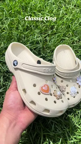 Classic Clog mas charms metalicos 🥰🤩.  Disponibles en 35,36 y 37 a solo 21,900 mas envio  #crocs #classicclogcrocs #costarica🇨🇷 #dama #niñas 