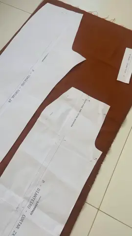 Dica 💡 como cortar calça corretamente, evitando que a costura da lateral fique repuxando para frente ✂️  Moldes disponíveis no link da bio. #costura #modelagem #sewing 