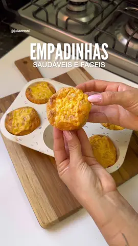 Empadinhas de frango saudáveis e fáceis de fazer! 🧡 🚨 Meu ebook de receitas de jantar + guia da gastronomia saudável está disponível na bio 🚨 Ingredientes: - 3 ovos; - 2csp de iogurte desnatado - 40g; - 2csp de tapioca - 40g; - 1cchá de sal; - Recheio: usei 80g de frango desfiado + 1 fatia e meia de queijo (você pode variar conforme o seu gosto) Como fazer? 1. Misture muito bem os ovos com iogurte, tapioca e sal; 2. Em forminhas de cupcake, faça uma camada com a massa, uma camada com recheio de sua preferência e mais uma camada de massa; 3. Finalize com queijo e leve ao forno 200° por 25-30 minutos! Rendimento: 6 unidades grandes Informações nutricionais: por unidade: 93 kcal 4,2g gord. 4,6g carb. 9,4g prot. #receitassaudaveis #docefit #receitafit 
