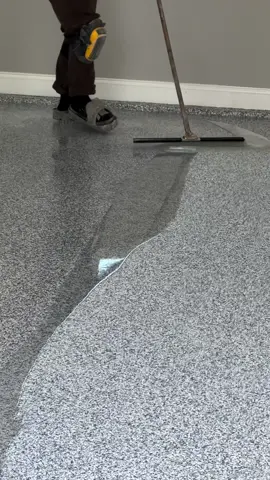 Los pisos epoxicos con hojuelas o flakes son una opción popular debido a su durabilidad y estética🙌🏼 Las hojuelas, que vienen en una variedad de colores y tamaños, se esparcen sobre el revestimiento de resina epoxi húmeda, creando un efecto decorativo único. ✅👌🏼 Este tipo de piso es común en garajes, talleres y áreas comerciales donde se necesita resistencia a la abrasión y un aspecto atractivo.  ¿Estás considerando instalarlo en algún lugar en particular? 🤔 ¡Contáctanos ahora para descubrir cómo este piso  puede cambiar por completo la apariencia de tus superficies! 📲https://wa.me/+525536460490 