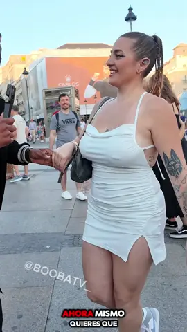 Mira su tatuajes 
