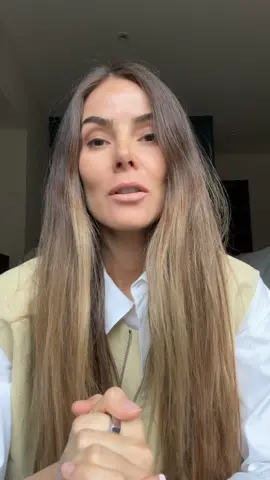 Esto se hace con mucho amor, respeto y firmeza porque en el dependiente crea mucho dolor e incertidumbre. La persona que convive con una persona dependiente debe trabajar en sus límites para no seguir perpetuando el círculo vicioso que se crea a partir de una persona que no los tiene y necesita mucho para sobrevivir así como trabajar en su propia codependecia (puede ser beneficiado por las ganancias secundarias de vivir con una persona con dependencia). Es difícil al principio pero una vez que ambos (no solo tiene que ser pareja, puede ser madre-hijo, jefe-empleado, etc.) se hacen responsables de sus propias fallas y ponen límites, entonces puede existir una relación sana entre adultos.  #psicologia #psicología #saludmental #dependenciaemocional #codependencia 