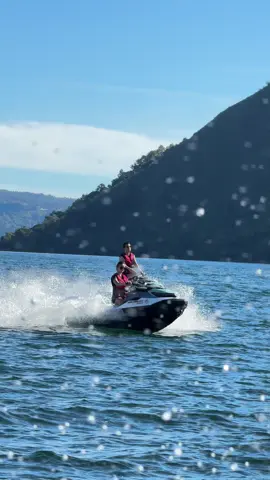 Satu kata buat video ini? 🔥  Ke Danau Toba Gak Main Jetski @Seadoo Safari Samosir ? Mana Paten???  Kali ini kita ditemenin ama Captain @Albert sianturi menjelajahi Air Terjun Situmurun di Danau Toba. Experince Jetski disini  bakalan bikin kalian ketagihan sih pastinyaa🤩🤩 Apalagi keseruan2 kita bakalan didokumentasikan ama Captain yang udah profesional dan keren bgt. So Poto Video kita keren abisss pokoknya👏👏 Samosir Negeri Indah Kepingan Surgaaa  Drone yang menyalaaa by @frederikjoo_simbolon 🔥🔥🔥🔥 @RendiJhonPratama 