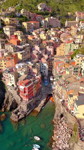 Next stop: Riomaggiore. Get ready for the breathtaking view of the harbor. Imagine standing here in the stunning sight of colorful house facades shifting against each other. Which color catches your eye first? 🇮🇹🌊🎨 #riomaggiore #riomaggiore5terre #coastalcity #habor #cinqueterreitaly #cinqueterre #italytravel #italia #italy #travel #laspezia 