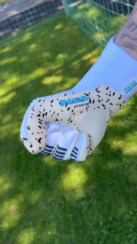 𝐁𝐄𝐒𝐓 𝐅𝐄𝐄𝐋𝐈𝐍𝐆 𝐈𝐍 𝐓𝐇𝐄 𝐖𝐎𝐑𝐋𝐃 🧲🤤 Listen to the grip of our #Varan8 Hero NC #PurePerformance #KEEPERsport #KeepItAll #goalkeeper #grip #goalkeepergloves #football