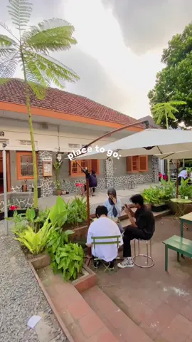 Toko kopi djawa buka cabang di progo, konsepnya unik dan estetik bgt..cocok bgt buat foto” dan ngopi cantik.  Asli tempatnya adem dan cozy parah.. Selain itu disini ada bakmie tjo kin dan cantina juga.. 📍Toko Kopi Djawa Jl. Progo No.22 #kopidjawa #kopitokodjawa #coffee #cantina #bakmitjokin #coffeshop #coffeetiktok #fyp 
