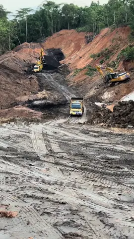 #JelajahLiburan #สโลว์สมูท #สปีดสโลว์ #fyp #trending #story #justkonten😜✌💃🍜 #storytruck #fyppppppppppppppppppppppp #truckkalimantanpunyacerita #holingbatubarakalimantan #pesonatruckkalimantan 