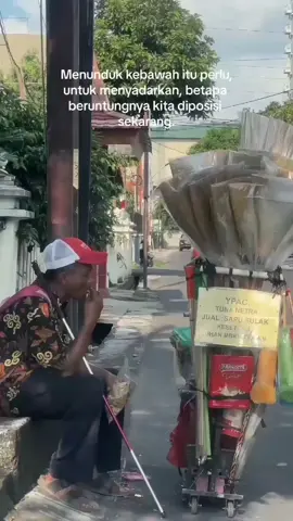 kurang bersyukur kah kita sekarang? masih banyak di luar sana yang tak seberuntung kita, manfaatkan hidup ini untuk melakukan hal kebaikan. bila kalian bertemu dengan beliau tolong di bantu lariskan jualannya #semangatberjuang #motivasi #motivasihidup #pantangmenyerah #pejuangrupiah #salingberbagi #fypシ゚viral #katabijak 