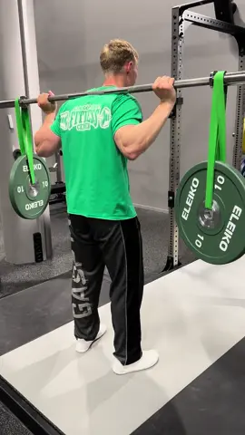 Glad midsommar önskar gänget på fitnesscenters! Idag kör vi midsommar böj med midsommarstången!💐🌸 #linköping #linköpingfitnesscenter #fitnesscenters #motala #motalafitnesscenter #gymrat #GymTok #fyp 