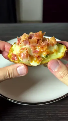 Запеченный картофель с беконом и сыром в аэрогриле Demiand🥰 Купить на WB: 93621763  Состав: 🥔Картофель: 3 шт. ﻿﻿🥓Бекон: 7-8 шт. ﻿﻿🧀Пармезан: 30-40 г. 🌟Греческий йогурт: 1-2 ст.л. ﻿﻿🌿Зеленый лук: 1 ст.л. ﻿﻿🌿Петрушка/кинза: 1 ст.л. ﻿﻿🧂Соль, перец ﻿﻿🪤Моцарелла ✅Приготовление: Картофель смазать маслом и запекать 40 минут при 200 градусах, с ним же отправить бекон и достать его через 6-7 минут. Бекон нарезать небольшим квадратиком. Картофель остудить, разрезать пополам и достать середину, оставив края. Пюре отправить в глубокую чашу, добавить бекон, греческий йогурт, зелень, пармезан, специи и перемешать. Наполнить картофель, сверху выложить моцареллу и запекать еще 5 минут при 200 градусах. При подаче присыпьте оставшимся беконом. Приятного аппетита❤️