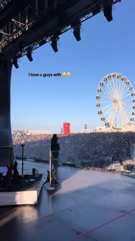 I thought nobody was gonna show up🥹🥹 #rockinrio #portugal #lisboa #crowd #flowers #singalong 