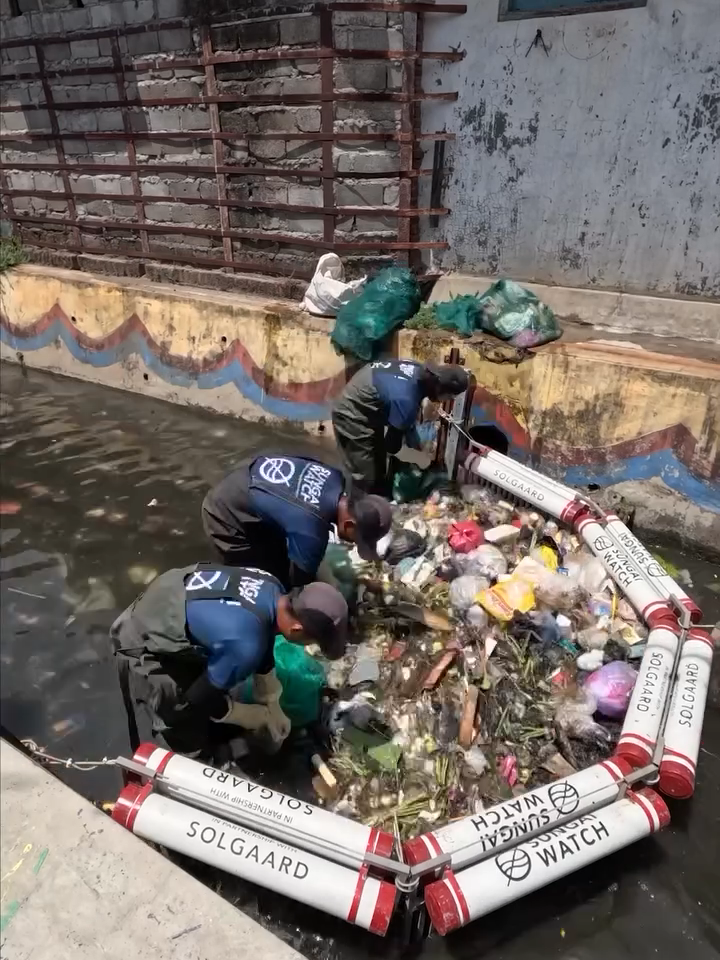 Sungai Watch, co-founded by Sam Bencheghib, is dedicated to preventing plastic pollution in Indonesia’s rivers by using simple trash barriers. They collected 191802lb (87,000 kg) of plastic from Indonesia’s rivers in January, all of which is now being sorted at their 8 sorting facilities, waiting to be recycled through @sungai_design and to be made into furniture. ♻️ (IG🎥: @sambencheghib / @sungaiwatch / @sungai_design) #Unreel #Extreme #Recycling #Plastic #Sustainable