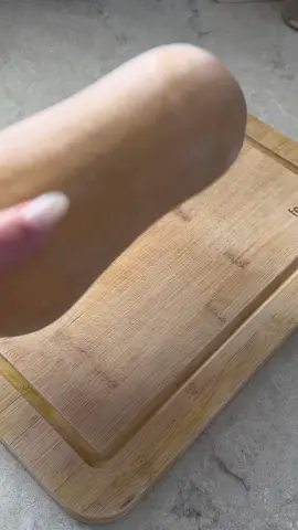 איך אני אוהבת דלורית ואיזה מעצבןןןן זה להתעסק איתה!😫ואני בטוחה שיש כאן לא מעט שמרגשים כמוני אז..:) הנה דרך להכין אותה במינימום התעסקות, אבל מינימום ממש.  מחממים תנור ל 200 מעלות טורבו, חותכים את הדלורית לחצי, מוציאים את הגרעינים, מפזרים מלח גס, מזליפים שמן זית ולתנור ל 35-40 דקות, יכול להיות טיפה יותר, תלוי בתנור ובגודל הדלורית.  מושלם פשוט ככה כתוספת, אפשר כמובן להוסיף עליה מה שבא לכם, אני הוספתי לה הפעם קציצות ברוטב אדום ואפונה ויצאה לי ארוחת צהרים מפנקת אמאלה🤤בתאבון🤍 #דלורית #ירקות #מתכונים #טעים 