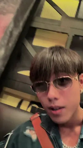 Tình cờ gặp lại nam ca sỉ hỏi ngoại với bản cover làm tan chãy: @HURRYKNG 