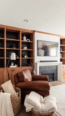 When it’s a rainy day in MN, all ya crave is a setting such as our #ThePrimrosePlace … cozy vibes - movies, fires, and chill. Anyone else? #livingroom #cozylivingroom #livingroomdesign