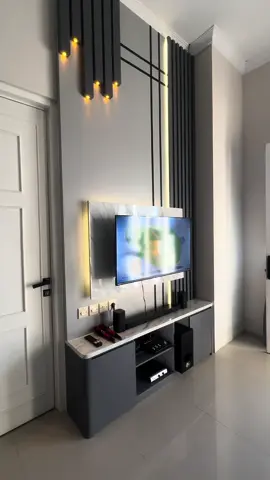 Backdrop Tv untuk area ruang tamu ataupun ruang keluarga. Ruang sempit tetap bisa terlihat estetik ketika penataan dan komposisi warnanya tepat. Terima kasih kepercayaannya ✨ #fyp #ruangtamuminimalis #backdroptv #backdroptvminimalis 