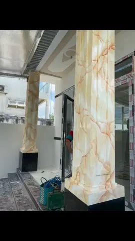 cột sơn giả đá màu vàng 