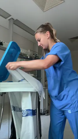 Wäschesack einspannen – wer kennt die Problematik? 😅 Wäschesack einspannen leicht gemacht: Meine Anleitung #nursehack #nurse #pflege #pflegekräfte #pflegefachkraft #pflegeausbildung #pflegeschüler #fyp #nursehack