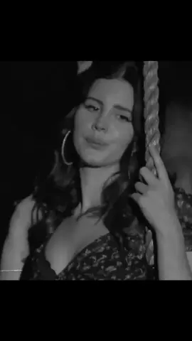 Queen 👑 #lanadelrey #اكسبلور #fyp #fy #foryou #explor #الشعب_الصيني_ماله_حل😂😂 #lyrics #lyricsvideo #spotify #اغاني_مترجمه #summertime 