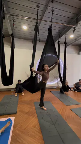 👀🤏🏻🧘🏻‍♀️🦋👣 #fyp #aerial #aerialyoga 